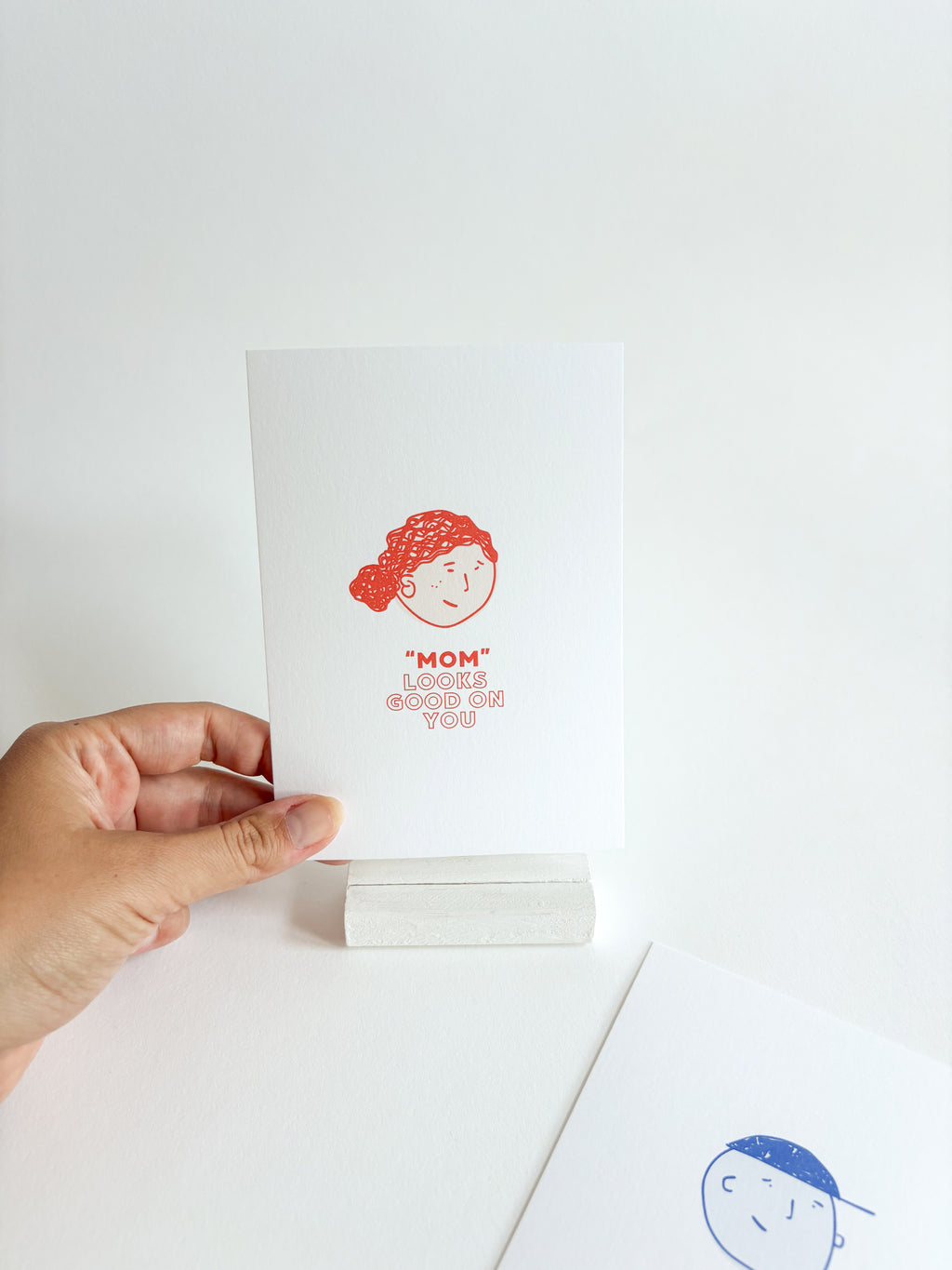"Mum" looks good on you - postkarte A6